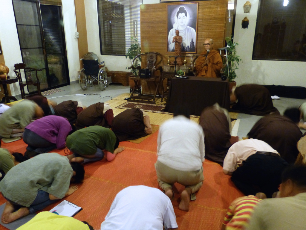 20140105 上課前，大眾向開照長老頂禮。