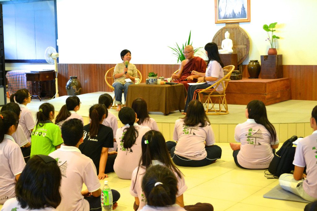 20150307沙大佛友聯誼會顧問候秀英老師與監院泉平長老也和理事們以座談會的方式分享承擔的意義與過程。