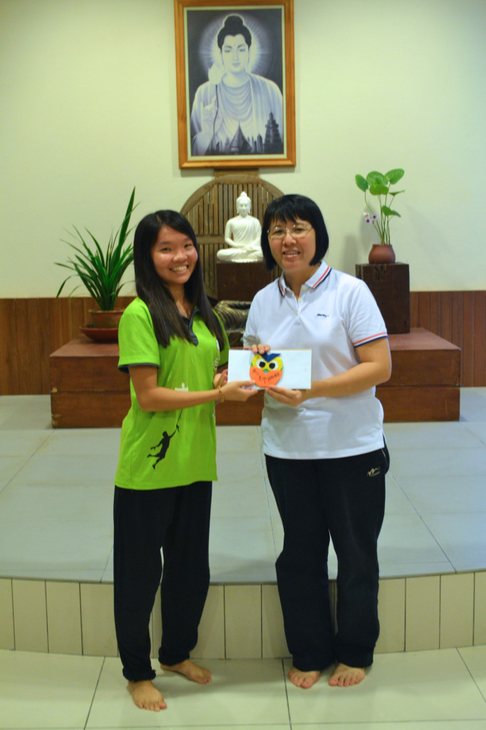 20150307 由第十五屆沙大理事主席，靜玲同學，贈送紀念品予劉老師。