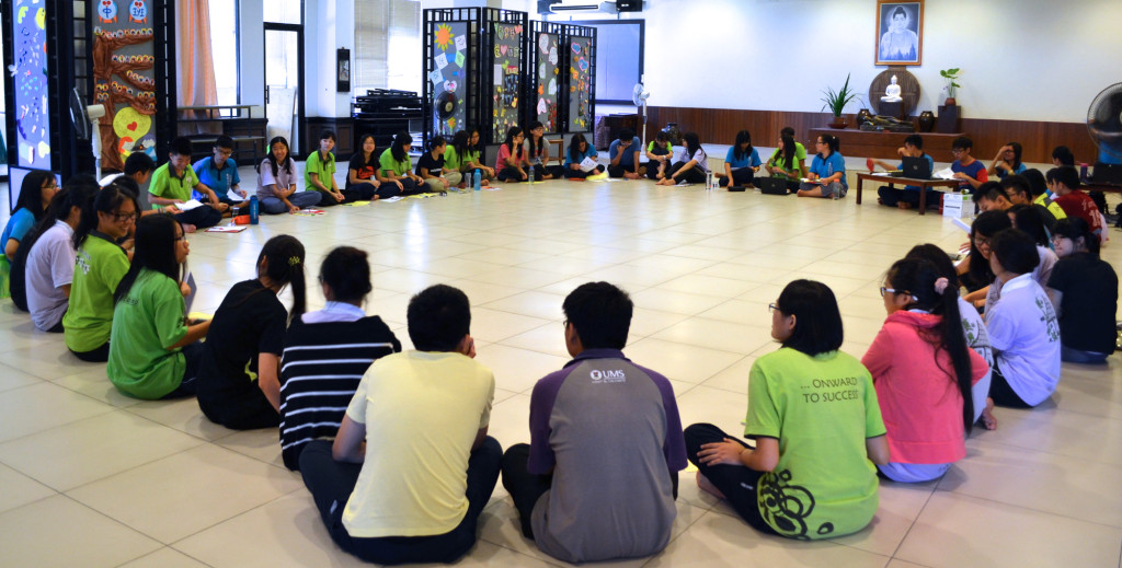 20150309 理事們開會討論擬定了這個學期學會的活動，希望能夠接引更多的大學生一起來精進學佛。所謂：佛教給予青年一個美好的未來而佛教美好的未來需要青年。