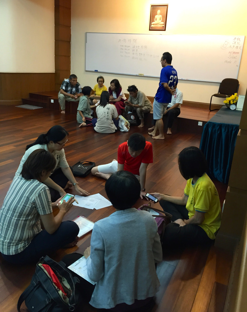 20150314《吉祥經》讀書會分為3小組。下課後，同學們分組討論。