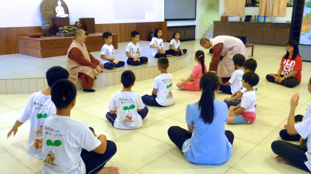 20150315禪孝比丘尼及禪悅沙彌尼指導中班兒童靜坐。