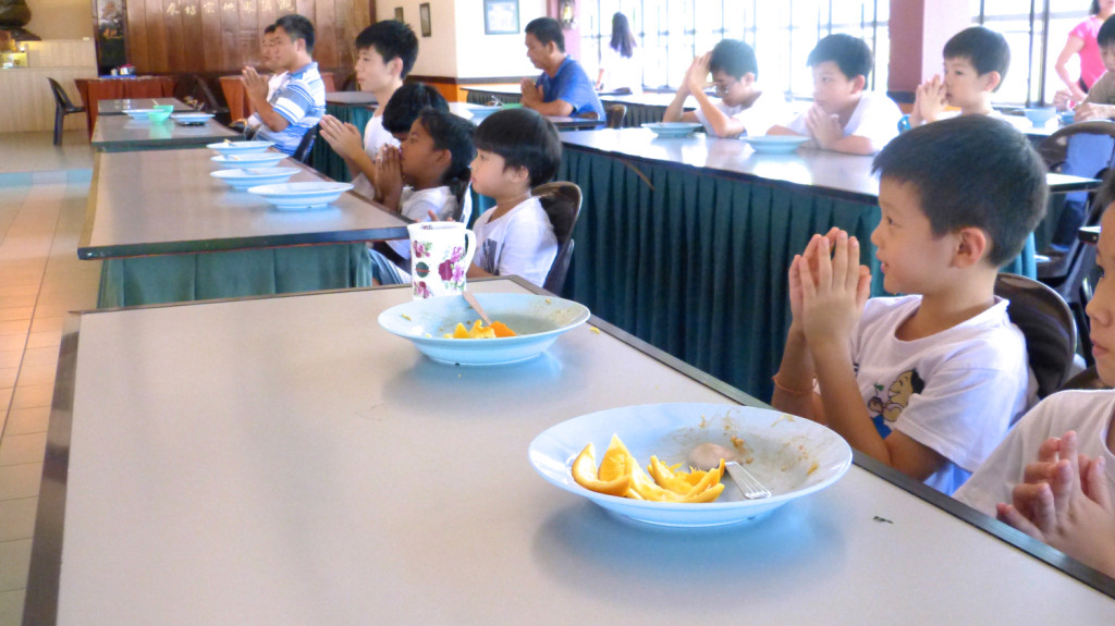 20150315同學們用了午餐之後，合掌一起唸誦結齋偈。