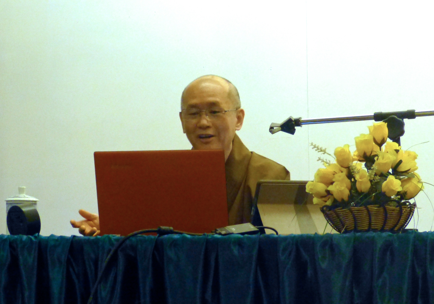 長老列舉了 ： 一行禪師「入世佛教十四戒」； Salle B. King 「入世佛教的特色 」； Christopher S. Queen 「入世佛教的三項特徵 」、 「當代入世佛教的類型 」； David R. Roy 「現代社會的結構性問題 」；R.Lewis 等著作為大眾講解。