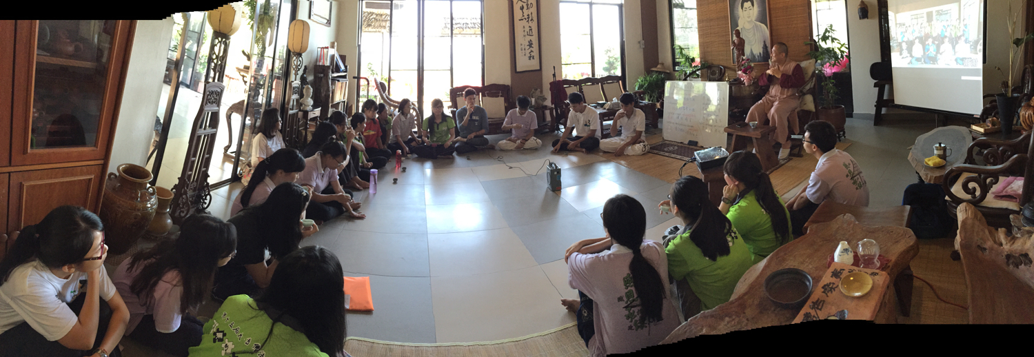 20150510 「禪茶一味」環節，淨恆居士及寂首居士協助沖泡普洱茶給大家。 學員們也分享了此次在禪修營中的學習心得。大部份同學都說，通過此次禪修的學習，自己能更專注。也學習到，時時看見有情的可意處，在生活中多修習慈心、時時保持快樂，能讓自己事事多包容、多感恩，進而提升自己的生活素質。