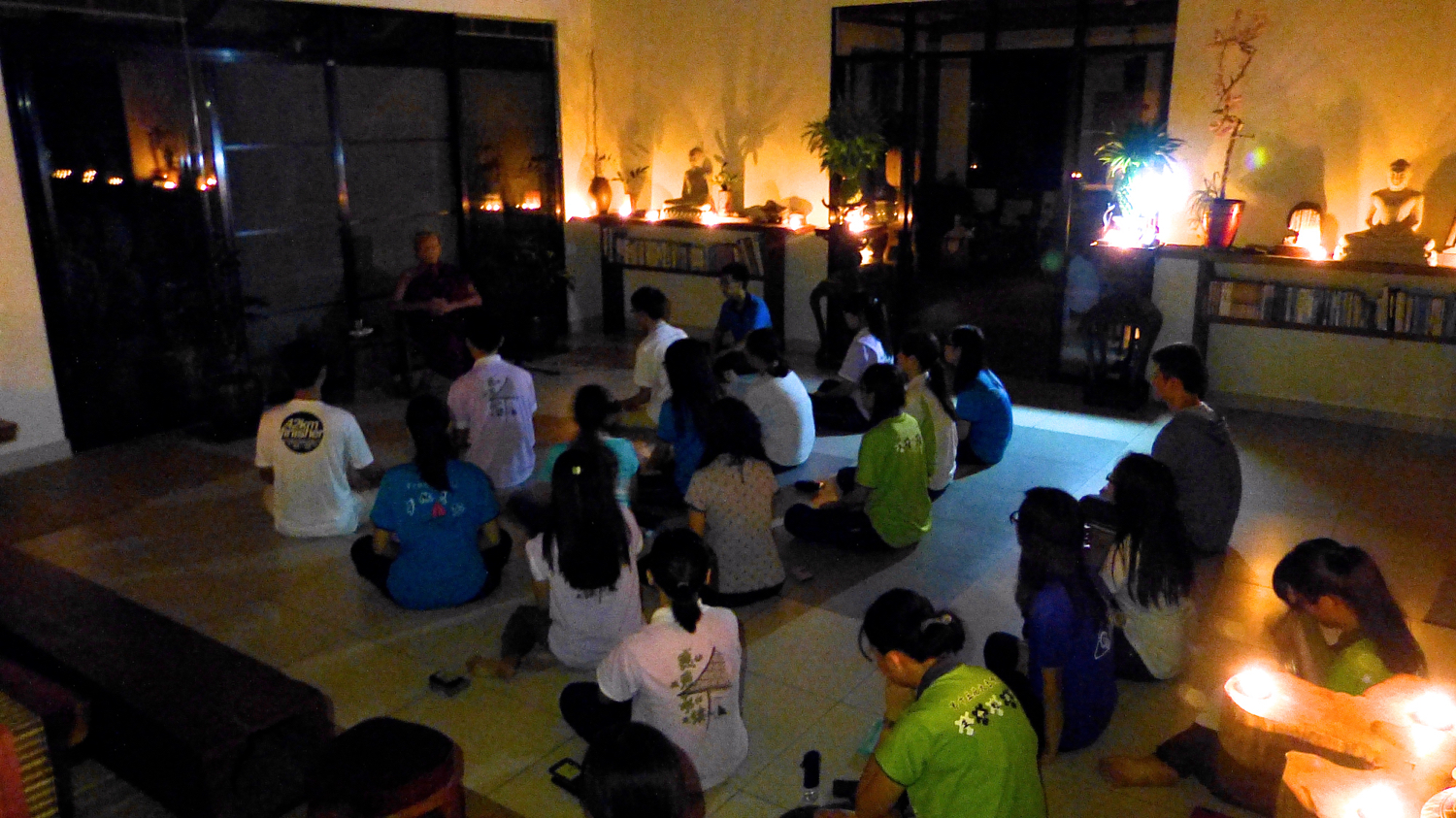 20150508 在學員剛報到後，寂靜禪林監院 ---- 泉平長老，也為學員開示分享。因緣和合，當天剛巧遇上斗亞蘭的大停電，在燭光閃爍的環境下，讓學員更快地收拾自己散亂的心。