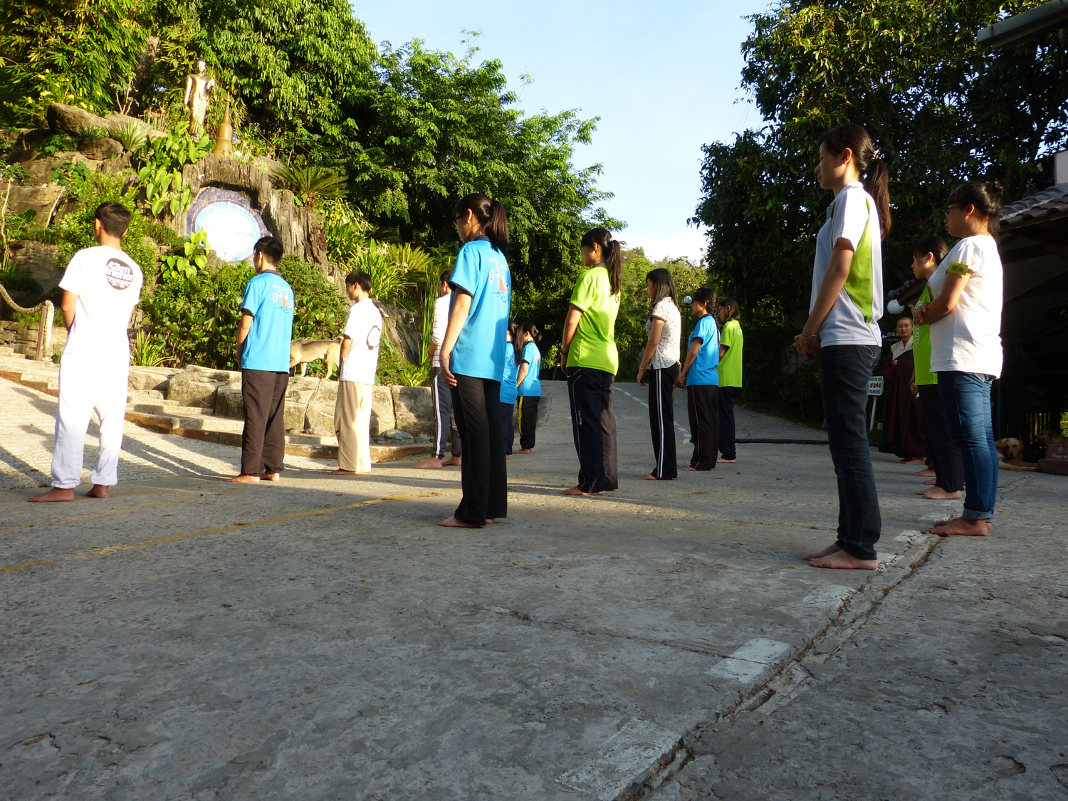 20150509 行禪結束前，於行佛佛像前站禪。