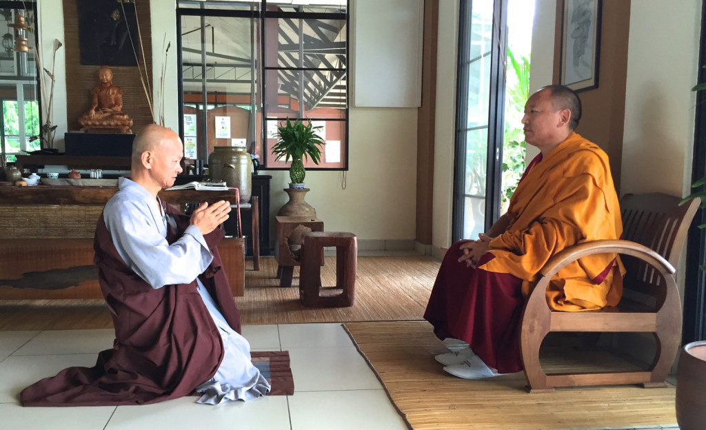 《俱舍論》上課前，比丘向師長頂禮三拜，恭敬請師。