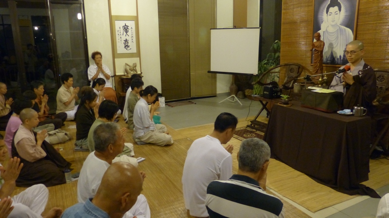 長老開示前，先帶領眾人讚頌三寶