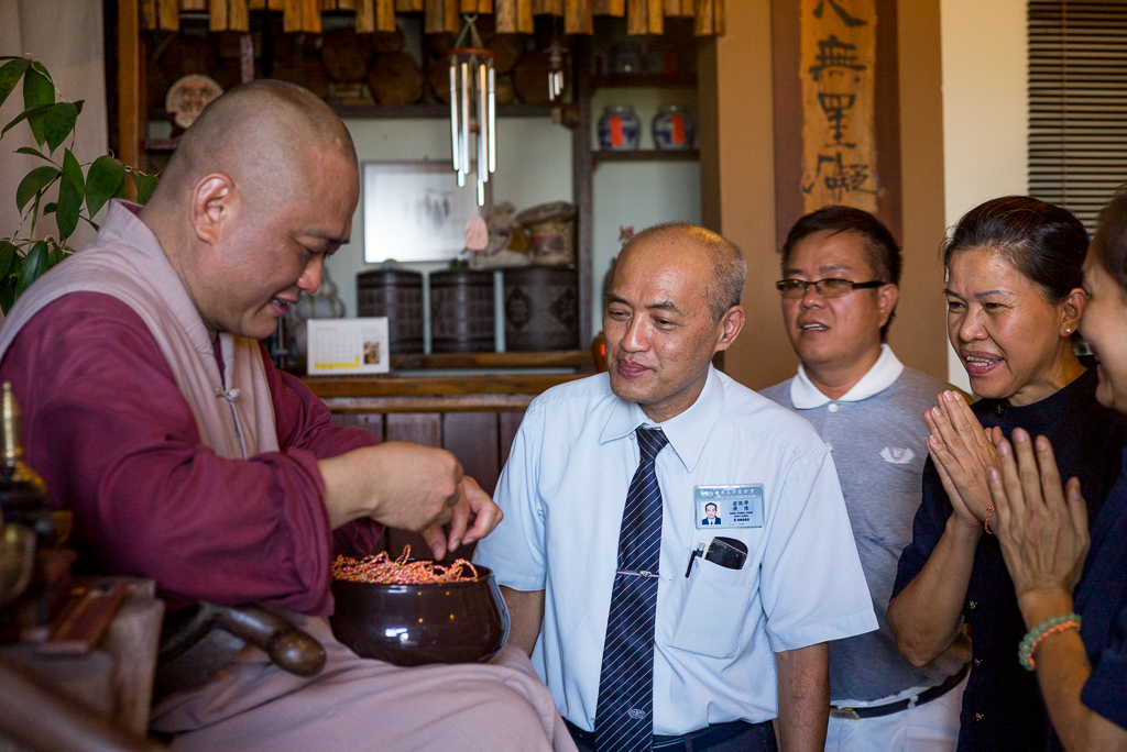 20160521 慈濟佛友等候住持給予平安線 [陳潮龍攝]