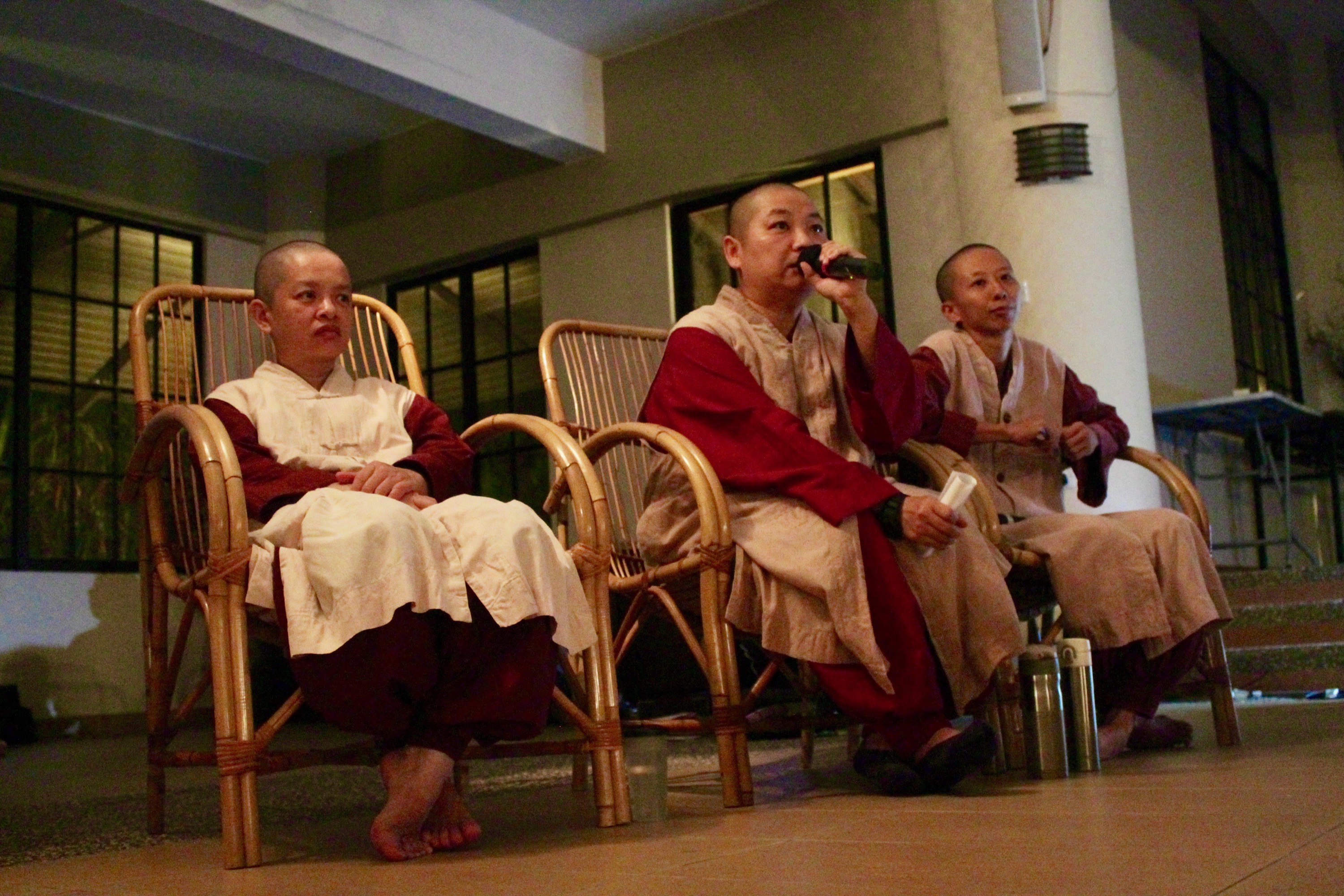 晚會後,法師開示。