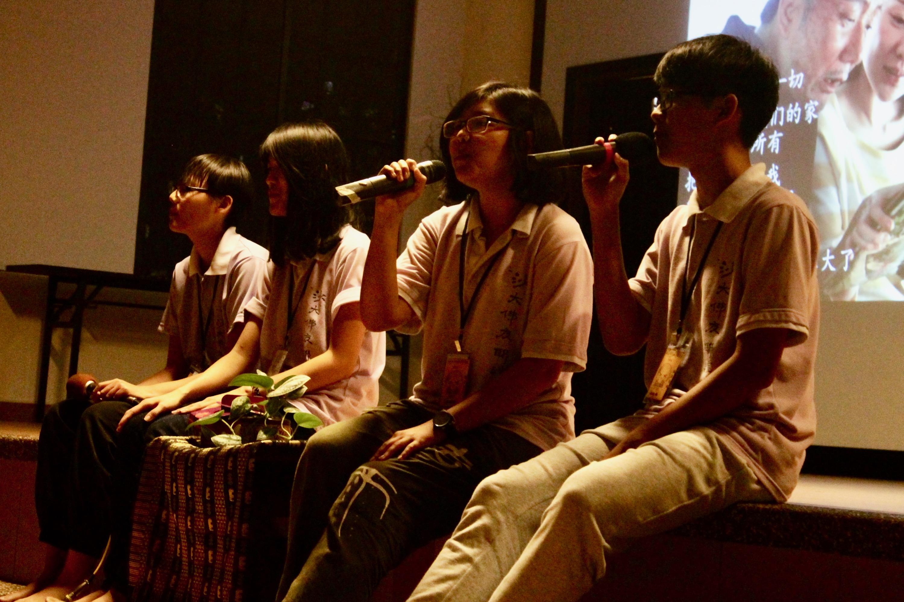 晚會_演唱【父親】一曲