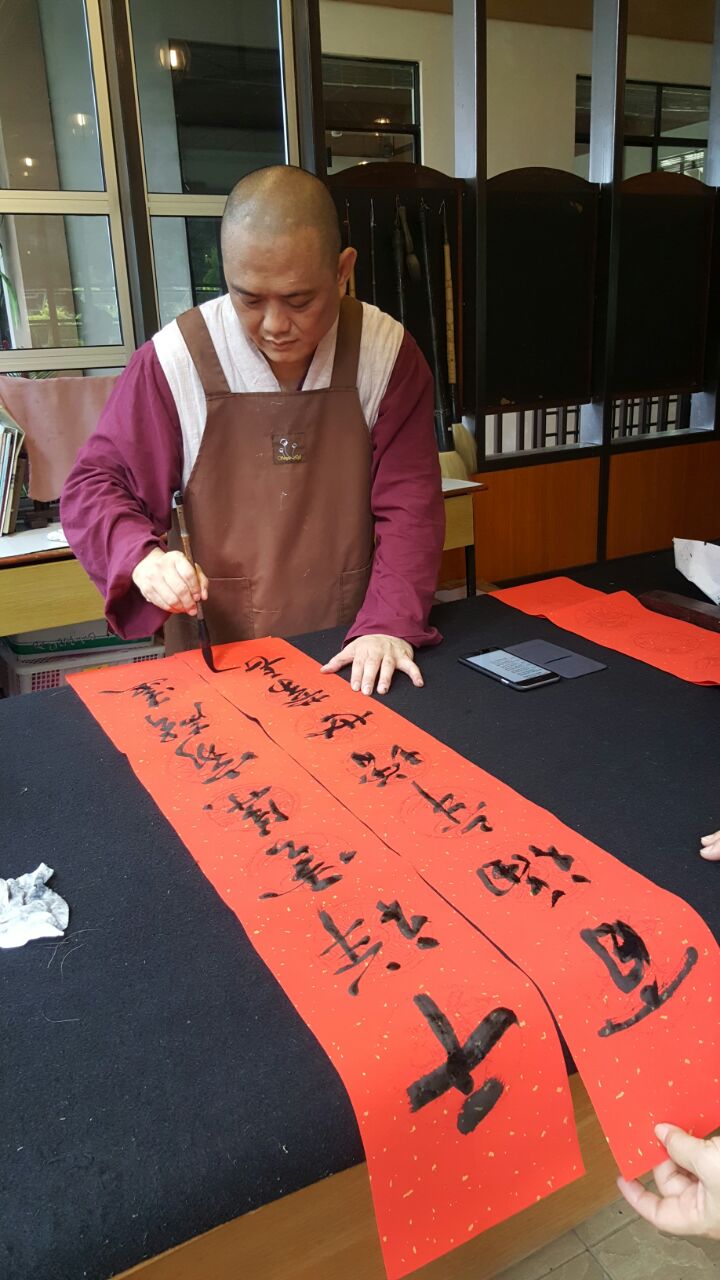 寂靜禪林住持開印阿闍梨在寫揮春。