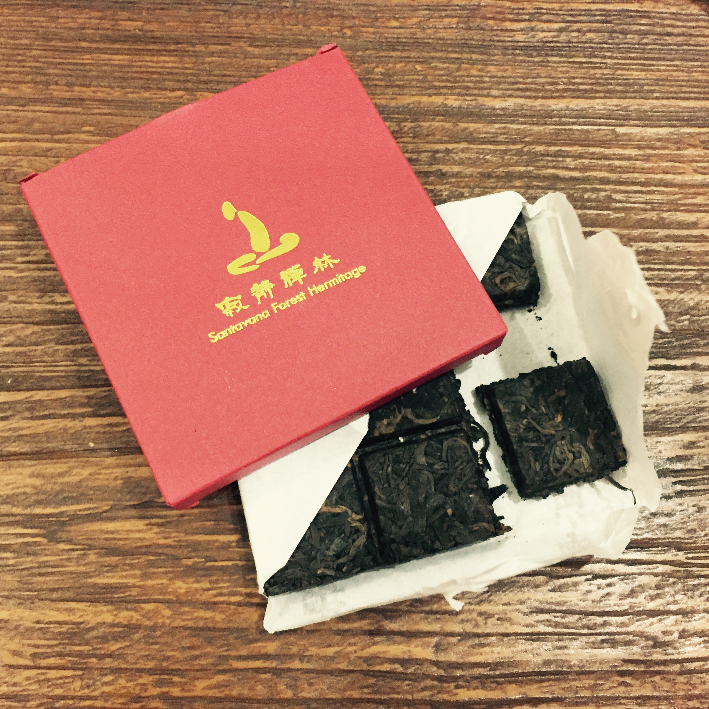 與大眾結緣的茶是「九宮格熟普洱茶磚」，此乃特選2009年三級布朗古樹茶菁，由勐海永明茶廠加工渥堆發酵製成。