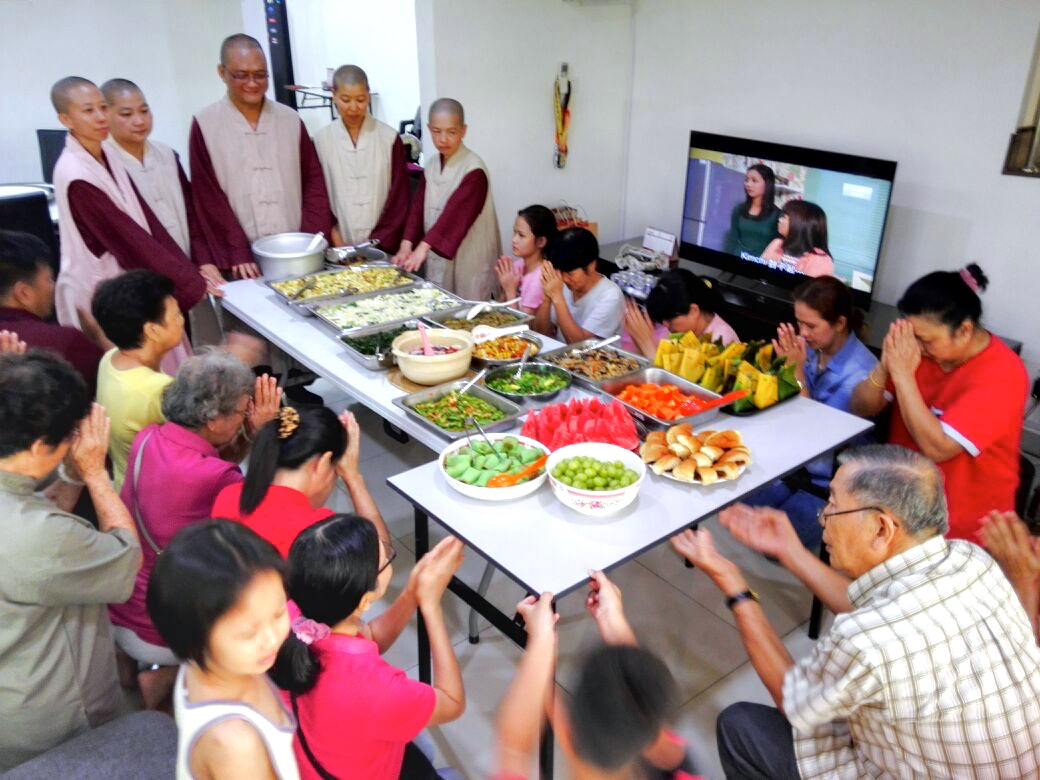 於盧開祥家接受應供。