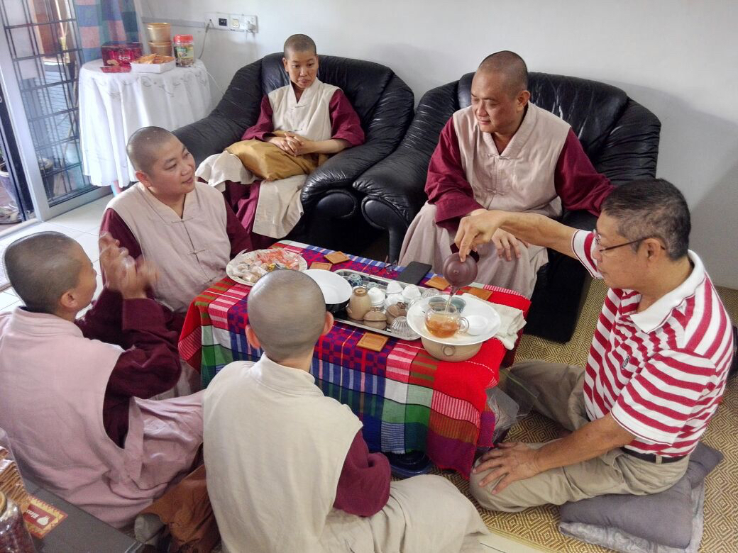 淨恆泡茶招待僧眾。