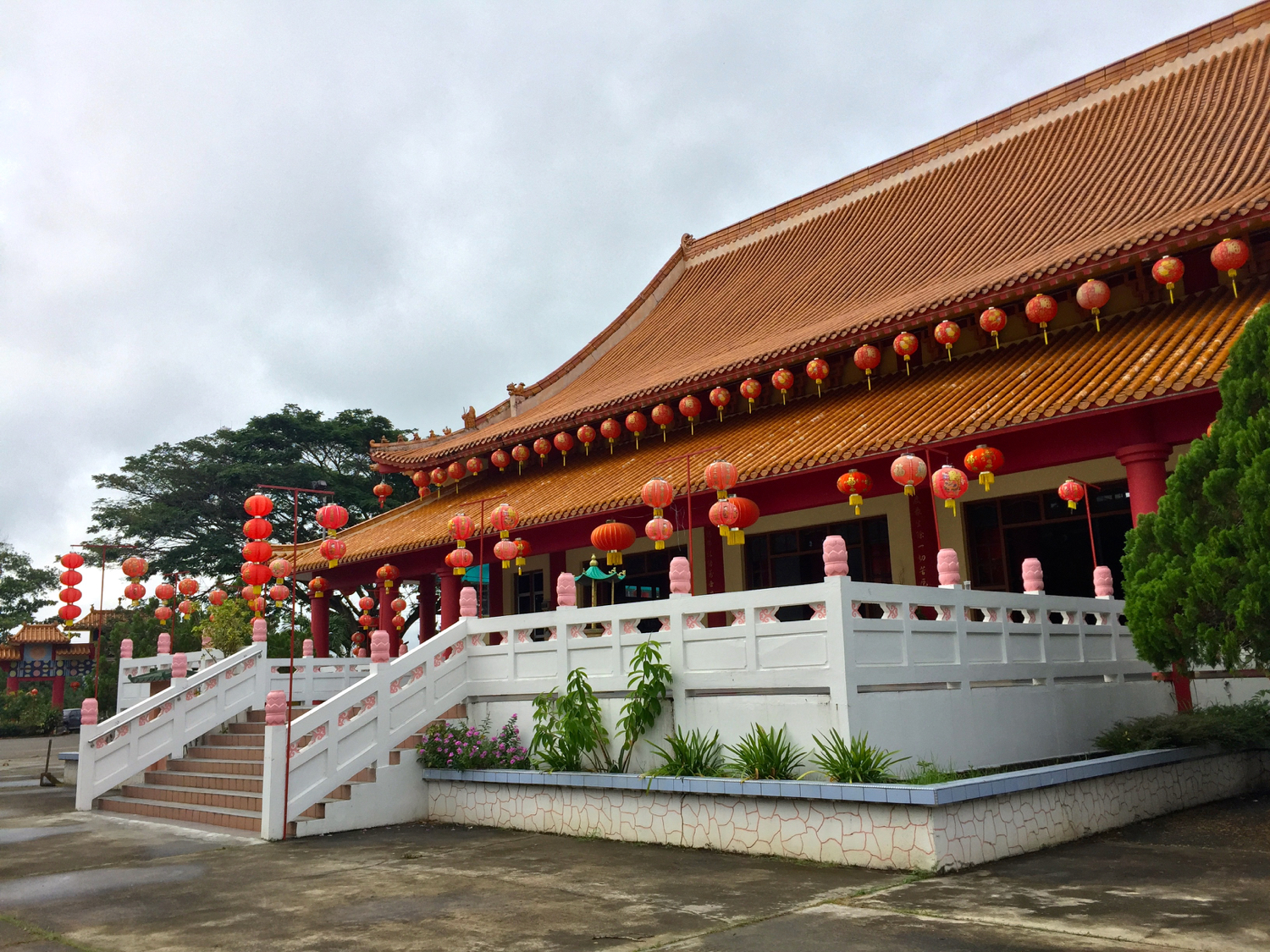 根地咬佛教會大殿