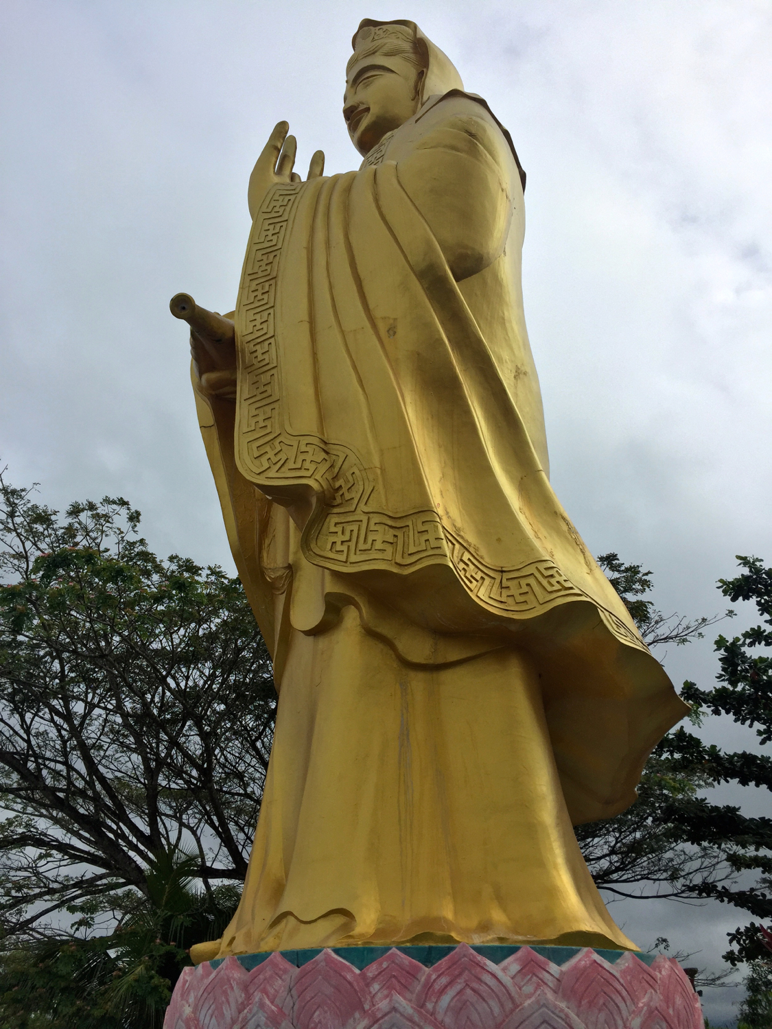 根地咬廣濟寺戶外的大觀音像。