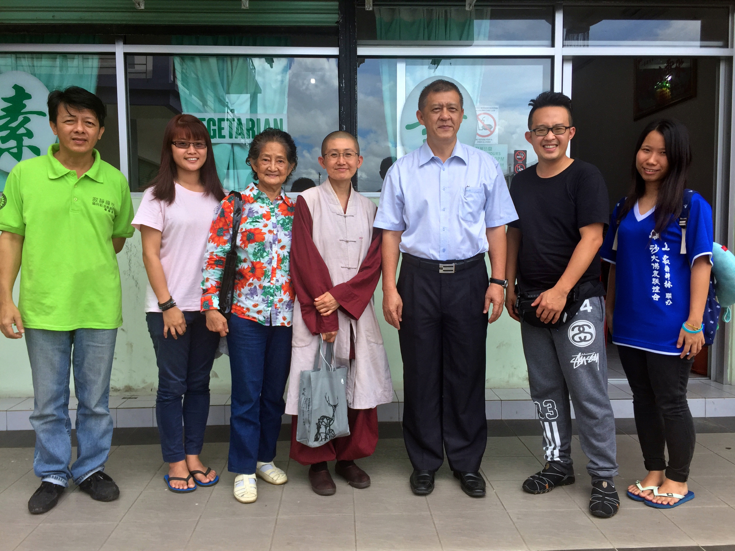 右三是根地咬廣濟世寺佛教會李本添主席，右二是負責這次弘法行程的青年團王居士。