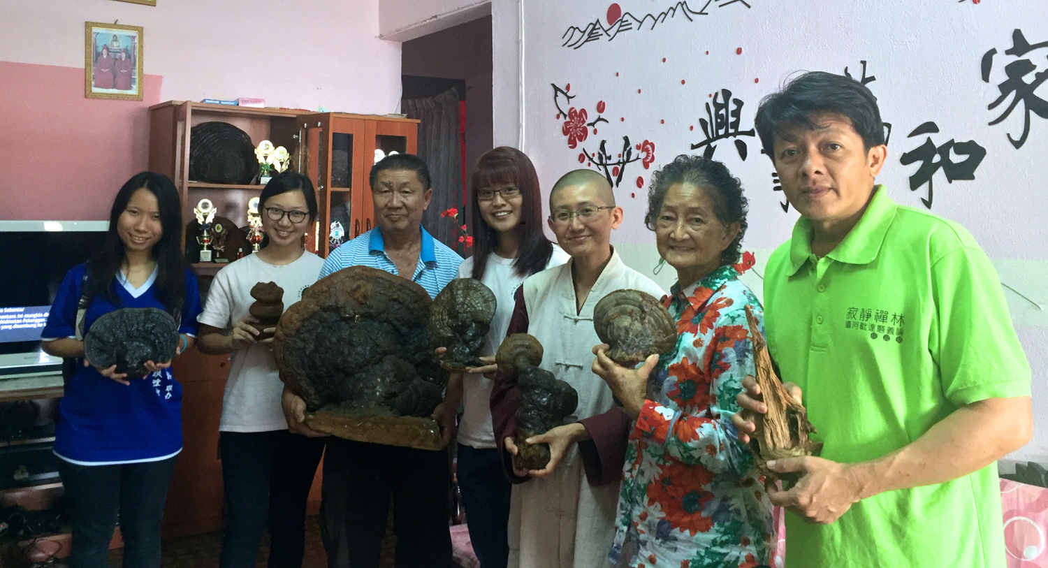 20170218 蕭居士（左三）供養他手中拿著的大靈芝給寂靜禪林。也與大家結緣一些檀香絲。