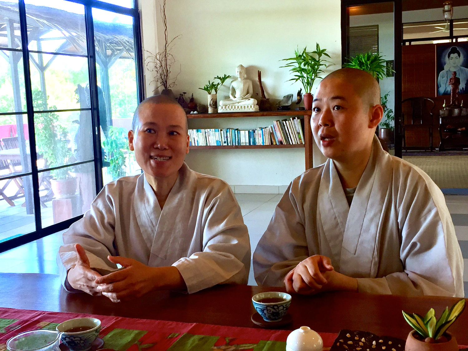 （左一）真鏡長老尼，韓國Buddha Forest道場住持 （右一）慧月比丘尼，道地的馬來西亞人，於韓國住了幾年，就說的一口流利的韓語，好棒！今天也為兩位禪是做韓中翻譯，sādhu！