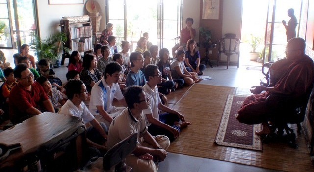 20110101 元旦日，沙大生們在午餐後，誠邀監院開示。到來的訪客，也隨喜聞法