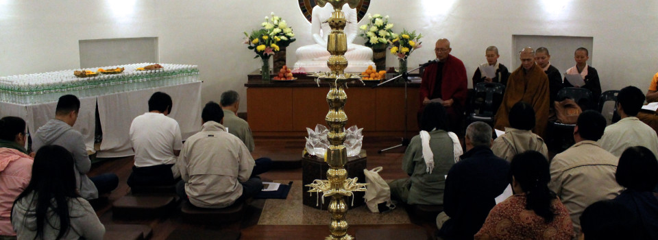 20150418 是晚，寂靜禪林監院平長老帶領大眾於stupa裏，以巴利文誦24緣。