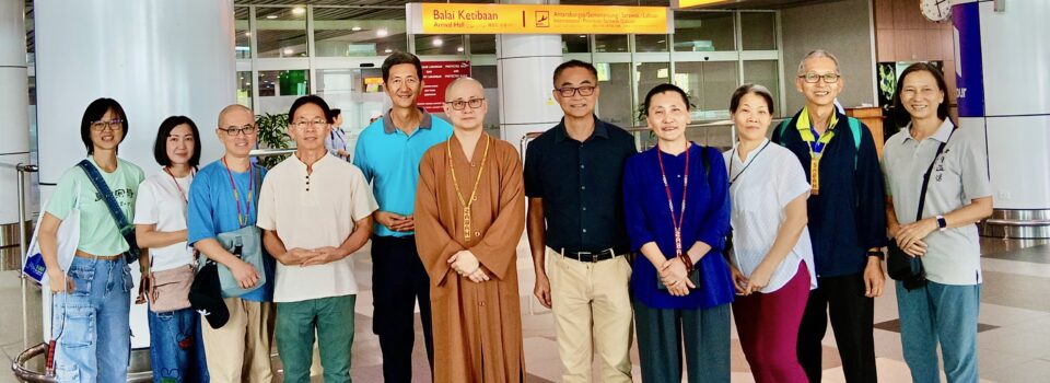 定融法師及輔導團團友們抵達亞庇