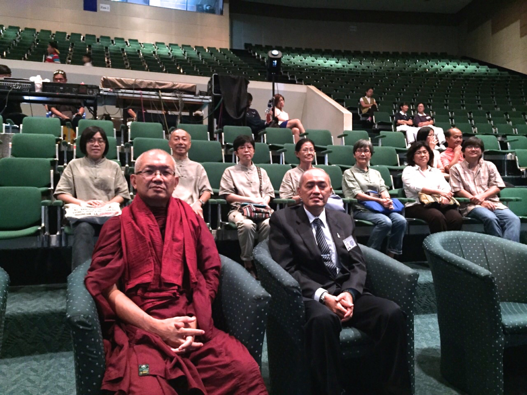 20150111 圖為監院等眾提前抵達，與台灣佛敎慈濟基金會亞庇聯絡處負責人翁濟隆居士合影。 今年有分上下午兩場，監院泉平長老率領護法會會長寂仁居士等眾，出席當天第二場的「慈濟歲末祝福」。